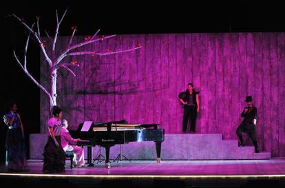 Un moment de Così fun tutte, l´adaptació juvenil de l´obra de Mozart.