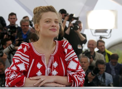 Melanie Thierry posa durante la sesión de fotos de la película 'La Danseuse' en el 69º Festival de Cannes.