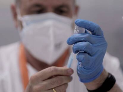 Un sanitario sostiene una vacuna contra el Covid-19 en el Hospital Isabel Zendal, en Madrid.