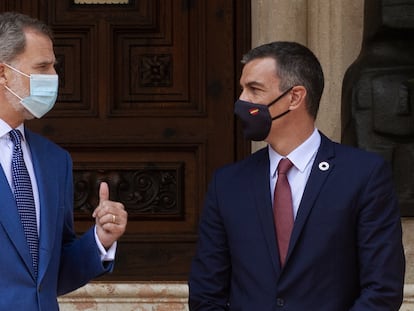 El rey Felipe VI y el presidente del Gobierno, Pedro Sánchez, este miércoles en el palacio de Marivent, en Palma de Mallorca.