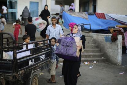 Una familia palestina deja una de las escuelas de ONU, en el sur de Gaza, habilitada como refugio durante los ataques israelíes.