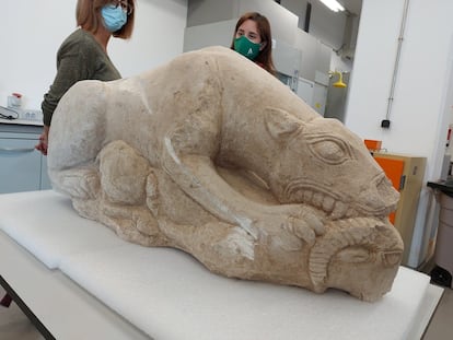 Escultura en los talleres del Museo Arqueológico de Córdoba donde los técnicos han iniciado el estudio de esta pieza encontrada por un agricultor junto a un olivar de la localidad cordobesa de La Rambla.