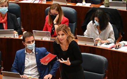 Hana Jalloul y Juan Lobato, del PSOE, en un pleno de la Asamblea.