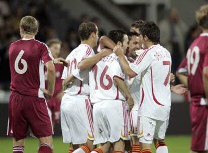 Los jugadores españoles celebran el gol de Iniesta.