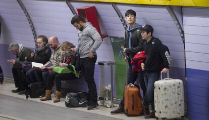 Passatgers al metro de Barcelona.