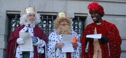 Tres reyes magos de los barrios periféricos, durante la protesta ante el Ayuntamiento.