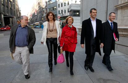 Carlos Martínez Gorriarán, Irene Lozano, Rosa Díez, Toni Cantó y Álvaro Anchuelo, diputados electos de UPyD, llegan al Congreso para acreditarse, el 29 de noviembre de 2011.