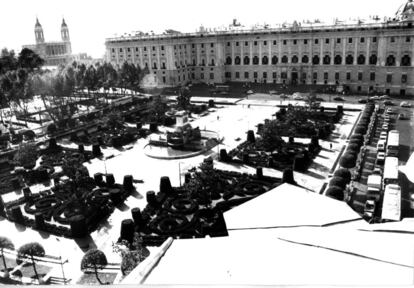 Vista de la plaza de Oriente de Madrid y fachada principal del Palacio Real, en 1981.