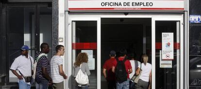 Cola de desempleados en una oficina del INEM en Madrid.