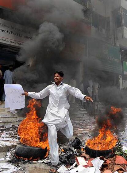 Protesta de inversores ante la Bolsa de Islamabad el pasado julio.