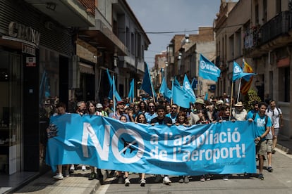 Manifestación contra la ampliación de aeropuerto convocada por la plataforma vecinal Ni un Pam de Terra.
