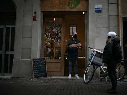 Un dependiente entrega un paquete en una tienda de Barcelona el viernes pasado.