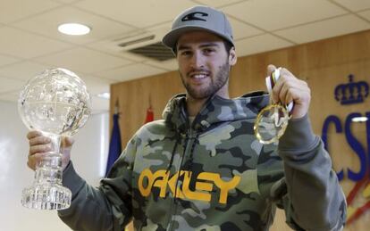 Lucas Eguibar posa con la copa y la medalla de campeón del Mundo.