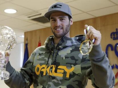 Lucas Eguibar posa con la copa y la medalla de campe&oacute;n del Mundo.