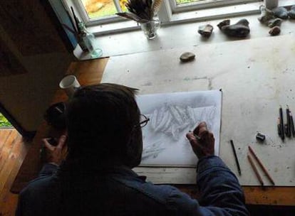 Günter Grass (Danzig, 1927), dibujando en su casa de la isla danesa de Mon el pasado año.