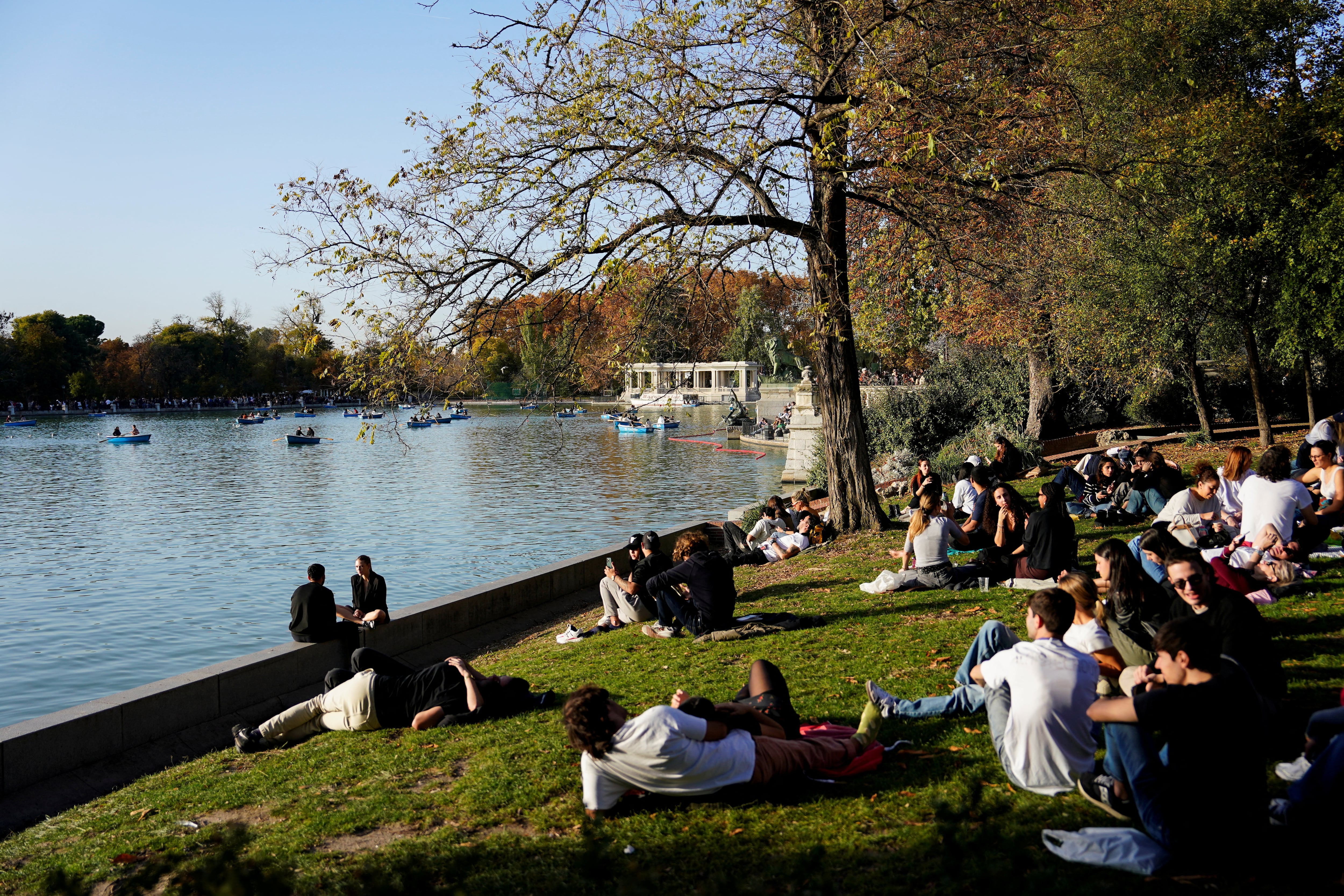 Grupos de jóvenes en una zona de césped del parque del Retiro en Madrid, este octubre.