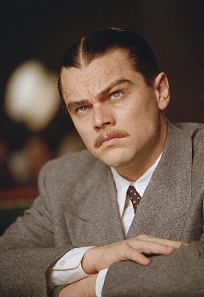 Leonardo DiCaprio, en el papel de Howard Hughes en la película<i> El aviador, </i>de Martin Scorsese.