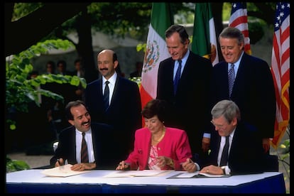 Los presidentes Mulroney, Bush y Salinas de Gortari de pie junto a sus respectivos representantes en la firma del Tratado de Libre Comercio. 