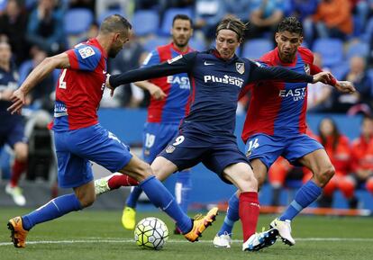 Torres disputa el balón con Juanfran y Medjani.