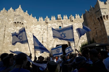 Nacionalistas israelíes, el 15 de junio de 2021 en la puerta de Damasco, en la Ciudad Vieja de Jerusalén.