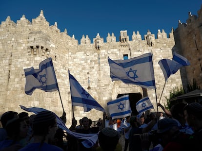 Nacionalistas israelíes, el 15 de junio de 2021 en la puerta de Damasco, en la Ciudad Vieja de Jerusalén.