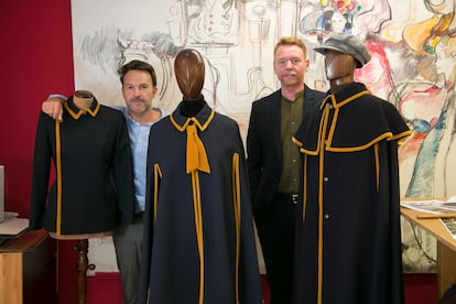 Marcos Seseña (izquierda), director de Capas Seseña, y César Glaria,  director de marketing de  Galería Canalejas, con los uniformes que llevarán los porteros de esta última, en la sastreria.