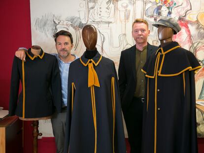 Marcos Seseña (izquierda), director de Capas Seseña, y César Glaria,  director de marketing de  Galería Canalejas, con los uniformes que llevarán los porteros de esta última, en la sastreria.