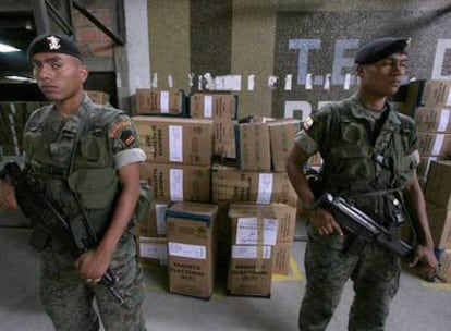 Dos militares ecuatorianos custodian el material electoral ayer en Guayaquil.