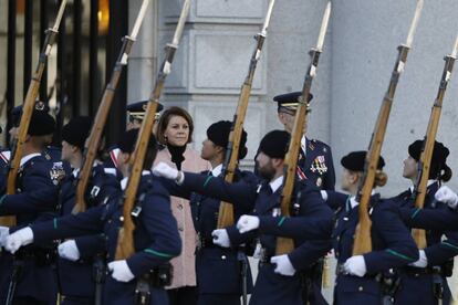 La ministra de Defensa, Mar&iacute;a Dolores de Cospedal, preside un desfile con motivo de la V&iacute;rgen de Loreto, Patrona de Aviaci&oacute;n, en Madrid.
 