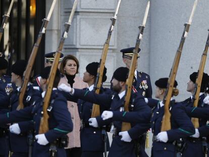 La ministra de Defensa, Mar&iacute;a Dolores de Cospedal, preside un desfile con motivo de la V&iacute;rgen de Loreto, Patrona de Aviaci&oacute;n, en Madrid.
 