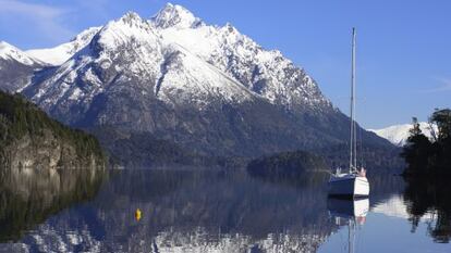 El lago Nahuel Huapi, en Bariloche, con los Andes al fondo.