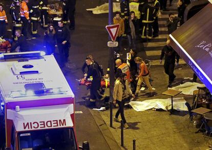 El Estado Islámico se responsabilizó de los ataques lanzados en París el viernes 13 de noviembre. Fueron seis ataques coordinados, el más grave de ellos en la sala Bataclan. 137 muertos y más de 400 heridos fue el balance de víctimas. En la imagen, varios cuerpos yacen frente al restaurante Le Ca Rillon. | <a href=http://elpais.com/tag/atentado_paris_13_n/a/ target=”blank”>IR A LA NOTICIA</a>