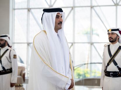 Sheikh Tamim bin Hamad Al Thani Emir of Qatar receives Sheikh Mohamed bin Zayed Al Nahyan, President of the United Arab Emirates (not pictured), prior to the 44th session of the Supreme Council of the Gulf Cooperation Council (GCC), in Doha, Qatar, December 5, 2023. Mohamed Al Hammadi/UAE Presidential Court/Handout via REUTERS    THIS IMAGE HAS BEEN SUPPLIED BY A THIRD PARTY