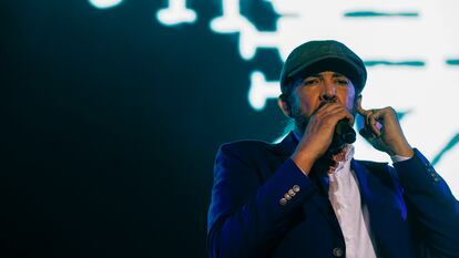 El cantante dominicano Juan Luis Guerra, durante el concierto de su gira 'Entre el mar y palmeras 2024' ofrecido este martes en el WiZink Center, en Madrid.