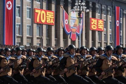 Desfile militar durante la celebración del 70 aniversario de Corea del Norte en Pyongyang.