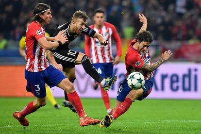 Pedro Henrique (segundo por la izquierda) lanza el balón ante la presión de Filipe Luis (izquierda) y Sime Vrsaljko.