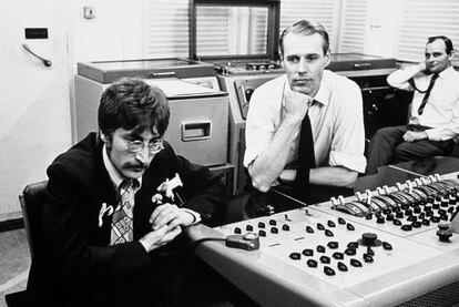 John Lennon y el productor George Martín (en el centro), en los estudios Abbey Road, en 1967