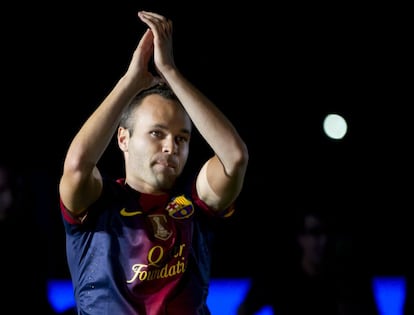 Andrés Iniesta saluda al público congregado en el Camp Nou.