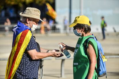 Desinfección de manos en la entrada al acto de la Diada organizado por la ANC en la plaza de Espanya de Girona.