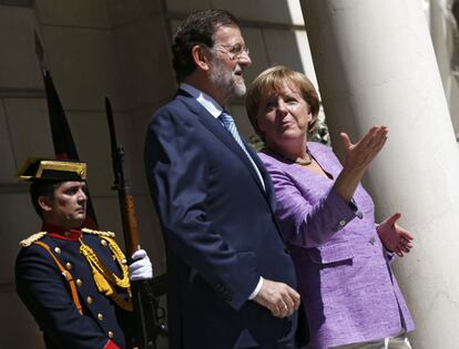 Merkel y Rajoy charlan a las puertas de La Moncloa.