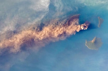Fotografía tomada desde la Estación Espacial Internacional del volcán Krakatoa en erupción, que ha originado un tsunami y causado centenas de muertos. Anak Krakatoa es una pequeña isla volcánica que surgió en el océano medio siglo después de la mortífera erupción del volcán Krakatoa de 1883. Es uno de los 127 volcanes activos de Indonesia.
