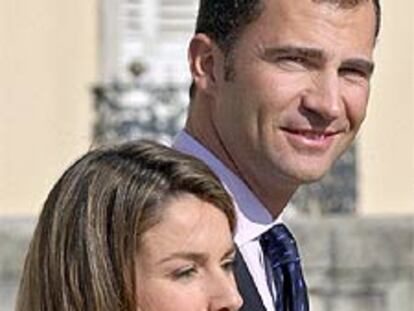 El Príncipe y su prometida, Letizia Ortiz, pasean en los jardines de El Pardo ante los medios de comunicación.