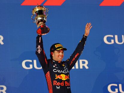 El piloto mexicano Checo Pérez celebra el segundo lugar que obtuvo en el Gran Premio de Baréin.