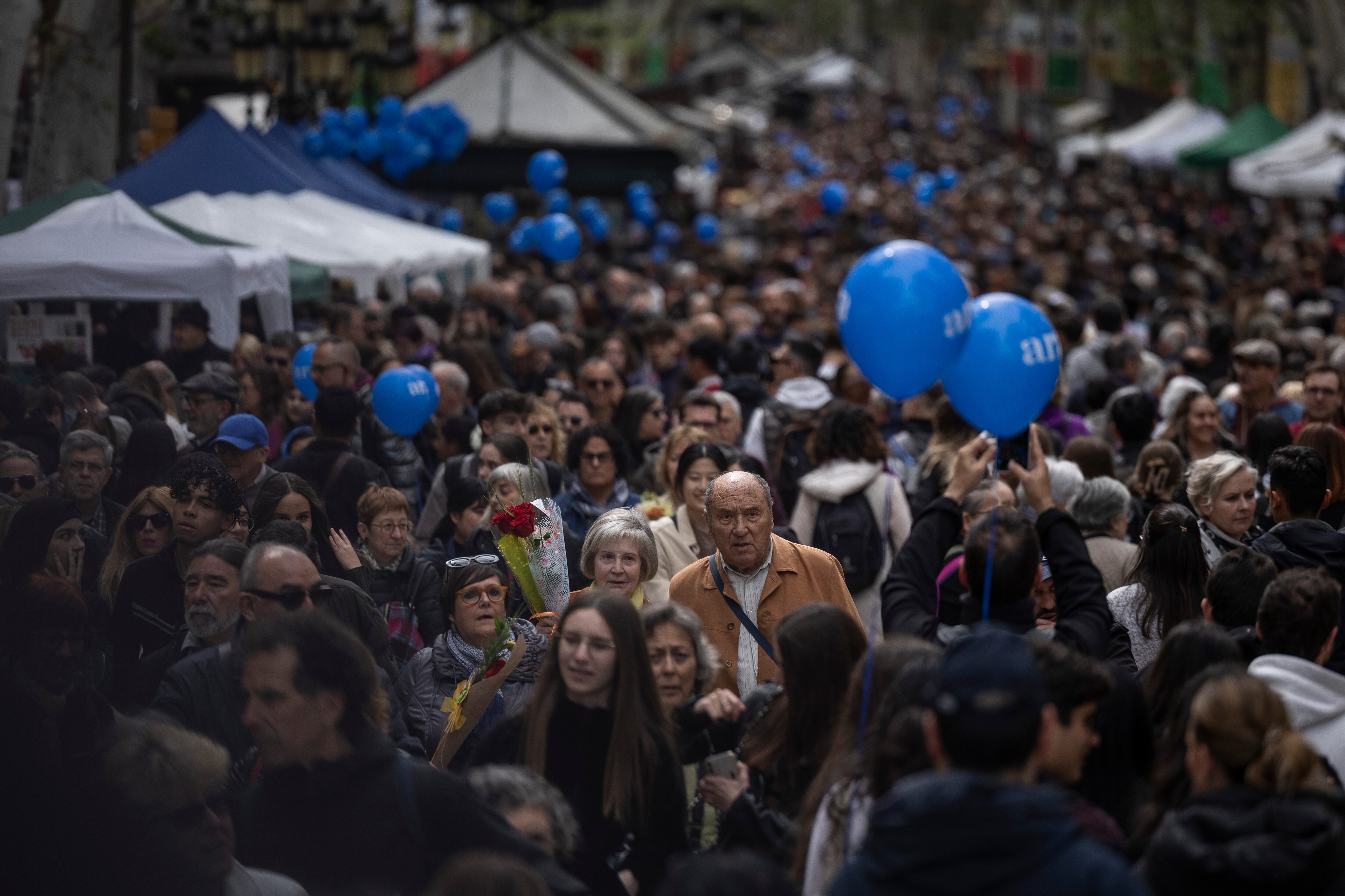 Una pareja pasea con un ramo de rosas, este martes durante la celebración de Sant Jordi en Barcelona.