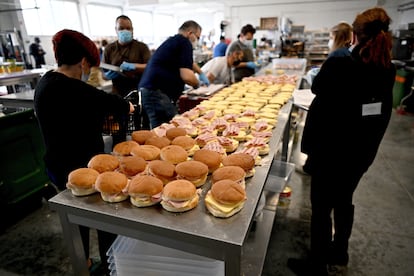 Voluntarios de WCK en la ciudad polaca de Przemysl, donde alimentan a refugiados ucranios, el 15 de abril. 
