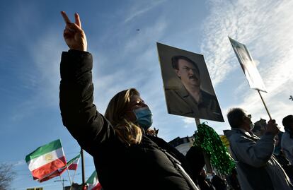 Protesta con banderas iraníes y retratos el pasado jueves ante el tribunal de Amberes, durante el juicio por el atentado fallido en Bélgica contra un grupo opositor iraní en 2018.