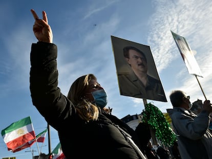 Protesta con banderas iraníes y retratos el pasado jueves ante el tribunal de Amberes, durante el juicio por el atentado fallido en Bélgica contra un grupo opositor iraní en 2018.