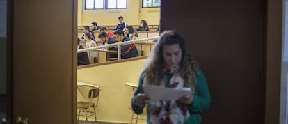 Estudiantes en la Facultad de Ciencias Económicas y Empresariales de Badajoz antes de comenzar la repetición del examen de Selectividad.
