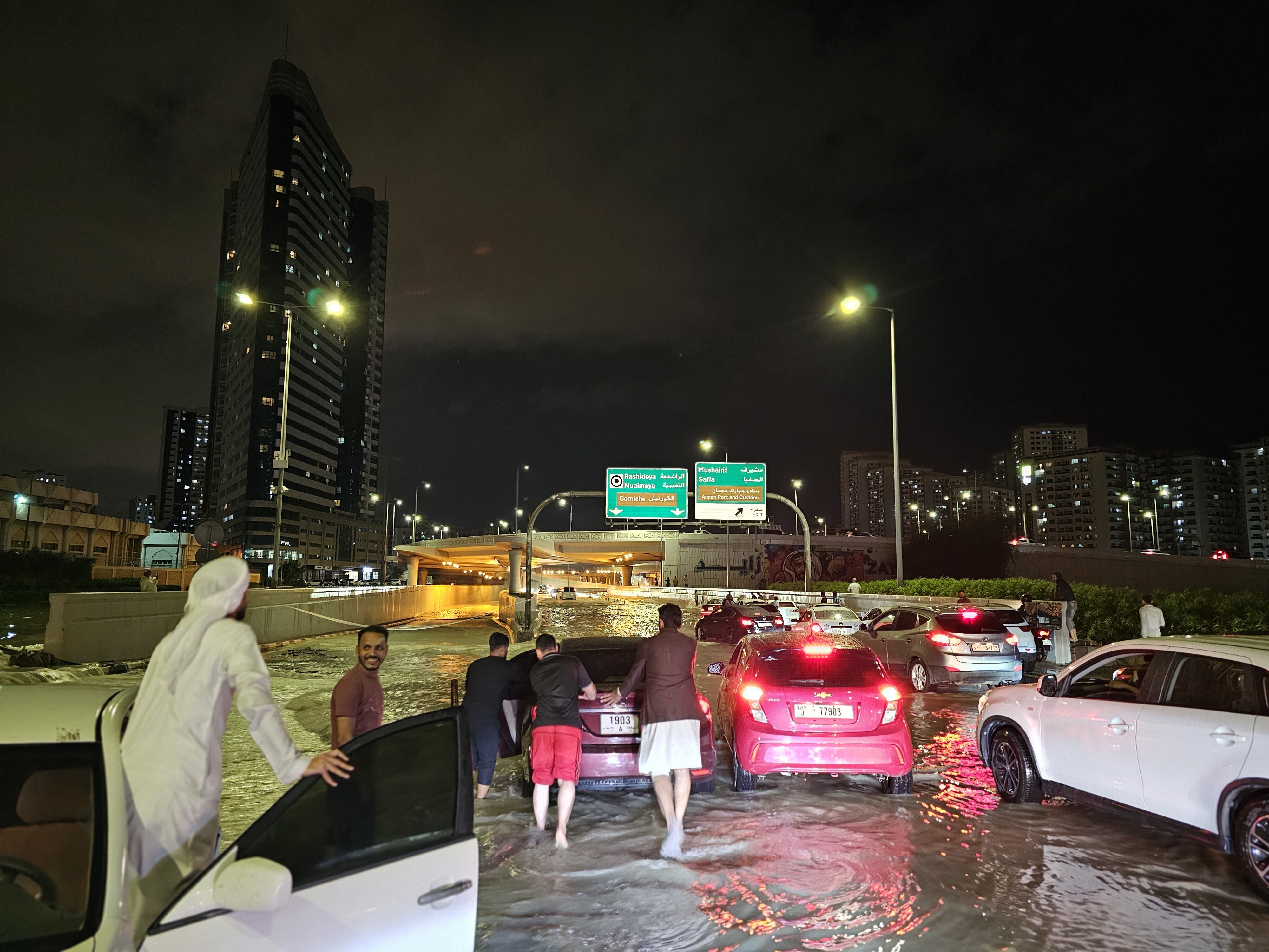 Conductores atrapados en una carretera afectada por las lluvias en Dubái, el martes.