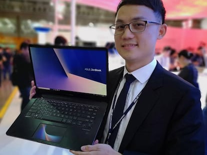 Max Fu con el nuevo ZenBook Pro de Asus, que ha convertido el trackpad en una segunda pantalla.